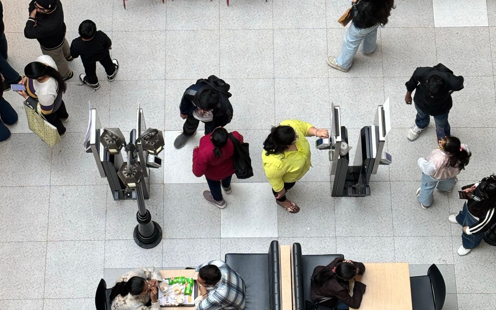 Vista cenital de clientes en un patio de comidas